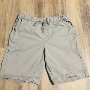 Mens Casual Grey Shorts 8” inseam by Sonoma size 30”. 98% Cotton